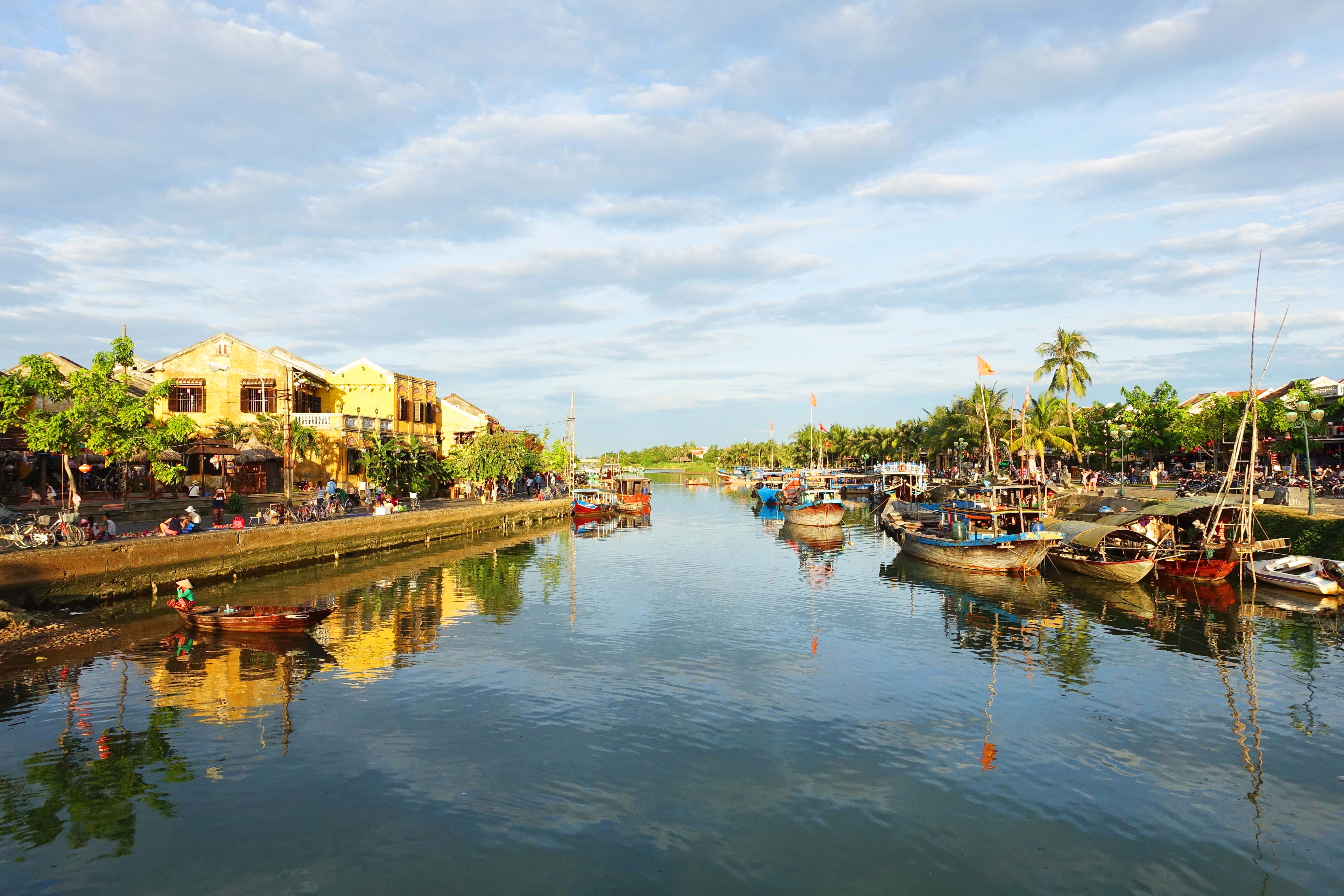 18-Day Magnificent Mekong Cruise with Hanoi, Halong Bay and Hoi An 18-Day Magnificent Mekong Cruise with Hanoi, Halong Bay and Hoi An